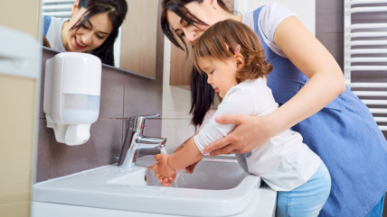 kids thoroughly washing their hands to keep the germs away and avoid sickness as we enter cold season 